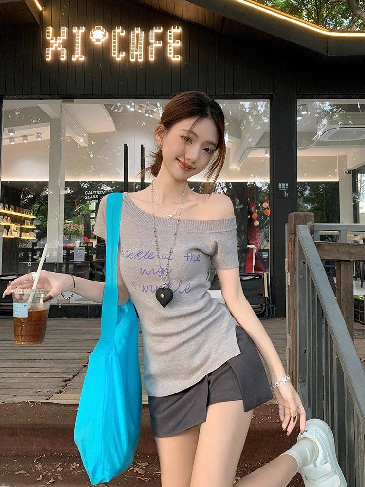 辣妹灰色字母印花一字肩短袖針織衫女夏季修身顯瘦百搭短款上衣