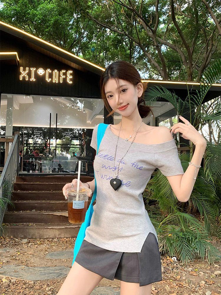 辣妹灰色字母印花一字肩短袖針織衫女夏季修身顯瘦百搭短款上衣