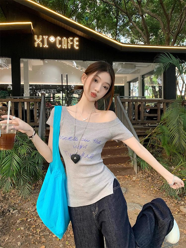 辣妹灰色字母印花一字肩短袖針織衫女夏季修身顯瘦百搭短款上衣