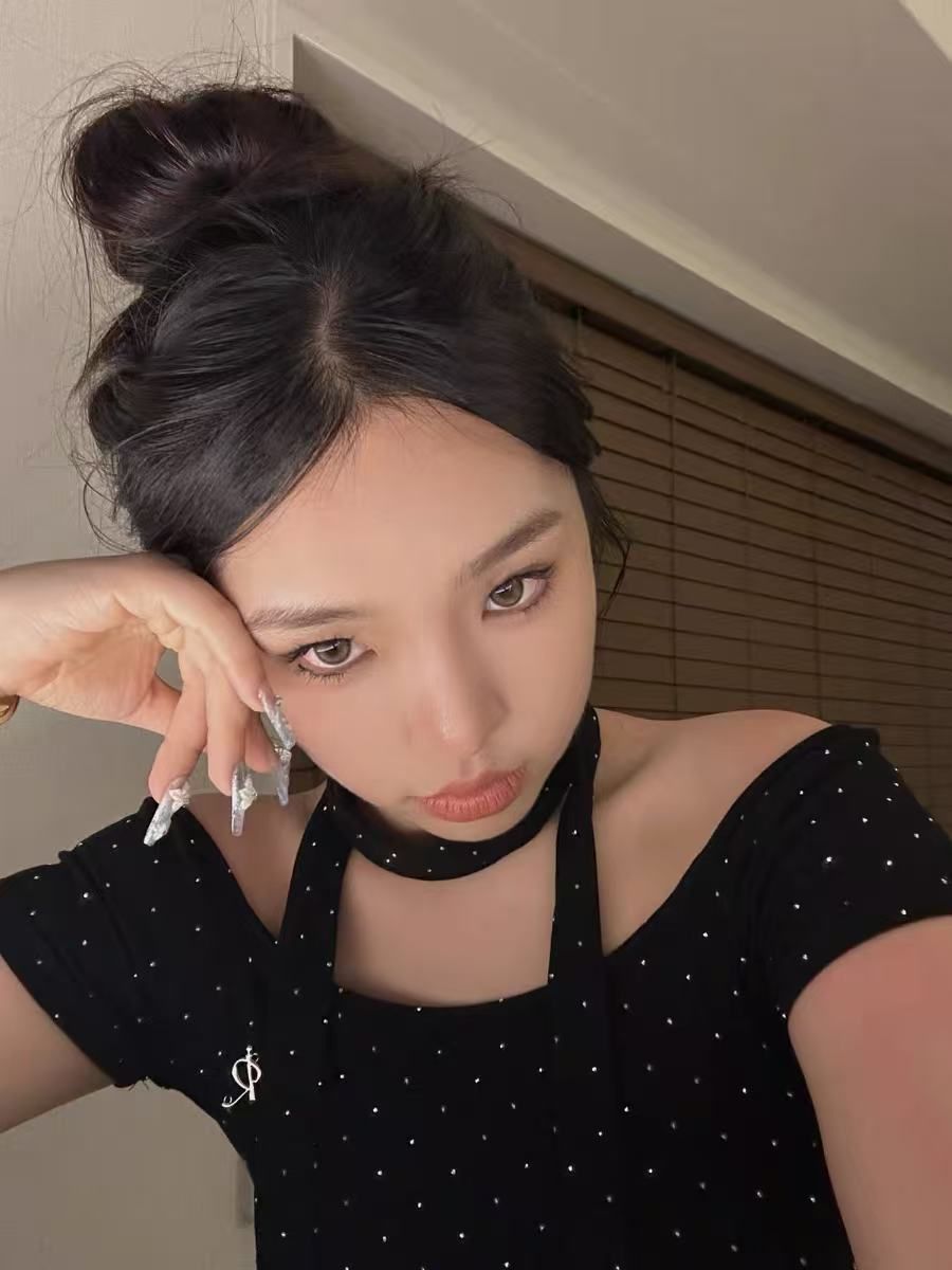 設計感波點掛脖一字肩短袖T恤女夏季辣妹風修身顯瘦百搭短款上衣