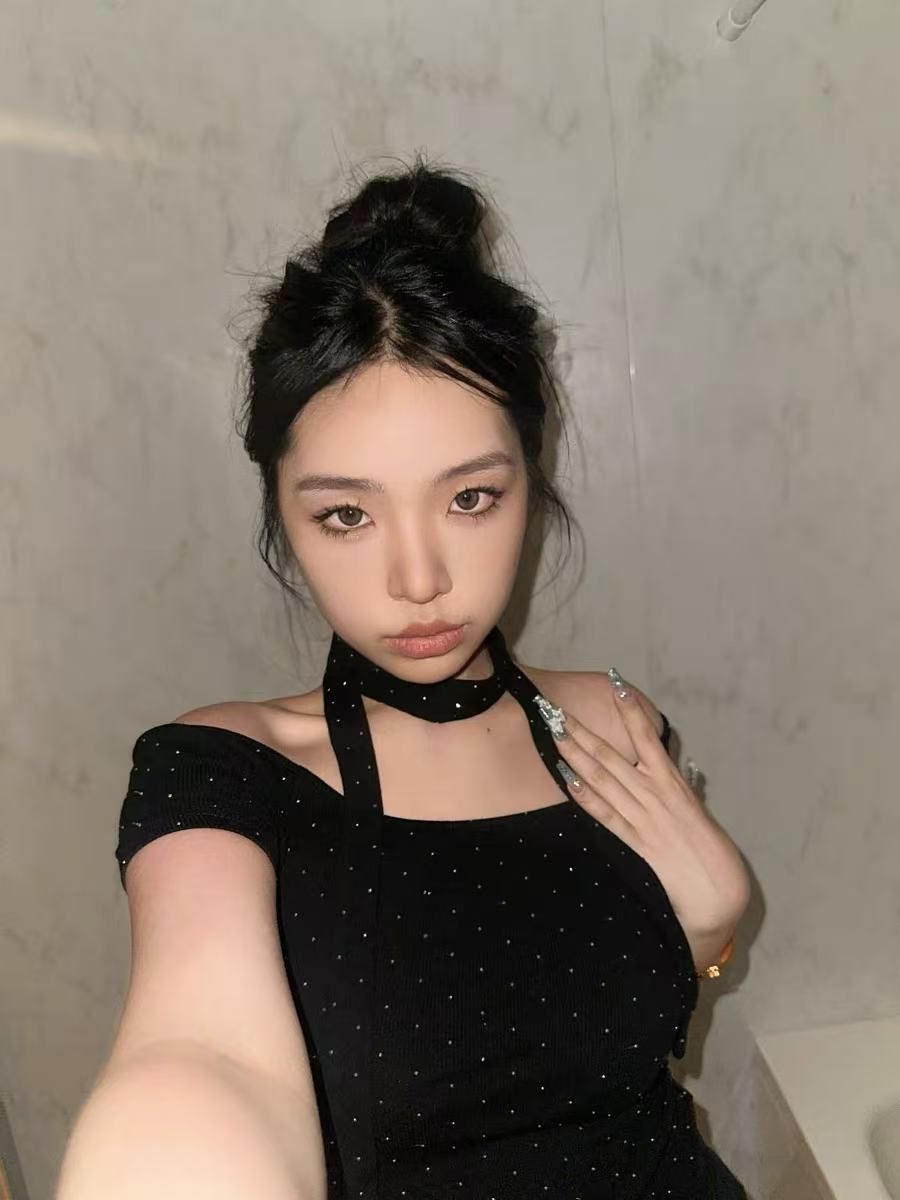 設計感波點掛脖一字肩短袖T恤女夏季辣妹風修身顯瘦百搭短款上衣