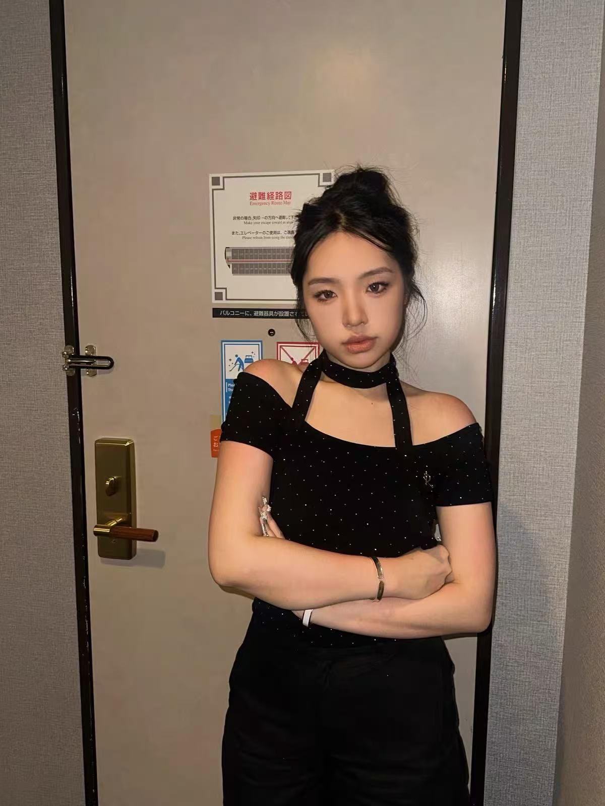 設計感波點掛脖一字肩短袖T恤女夏季辣妹風修身顯瘦百搭短款上衣