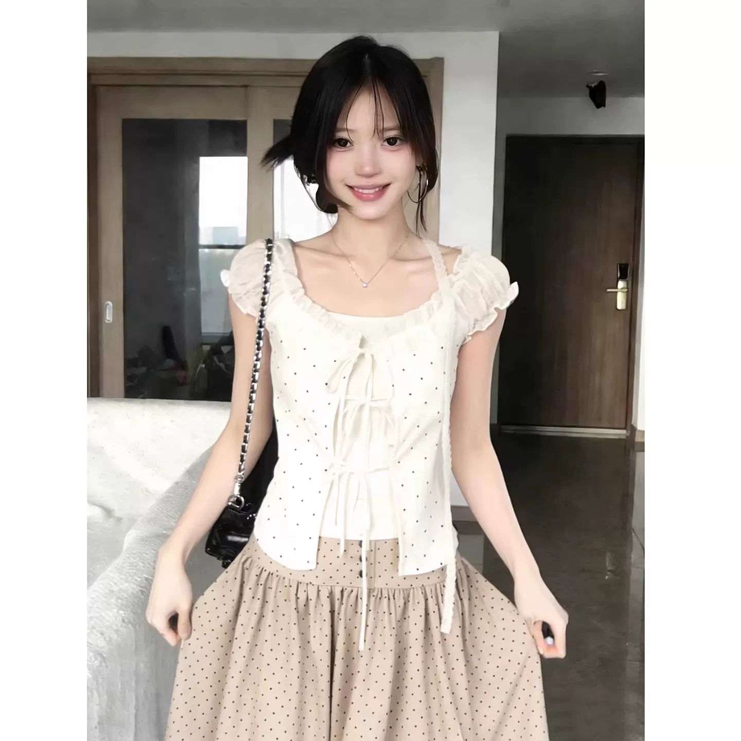 波點蕾絲掛脖泡泡袖短款上衣女夏季純欲風修身顯瘦百搭小衫
