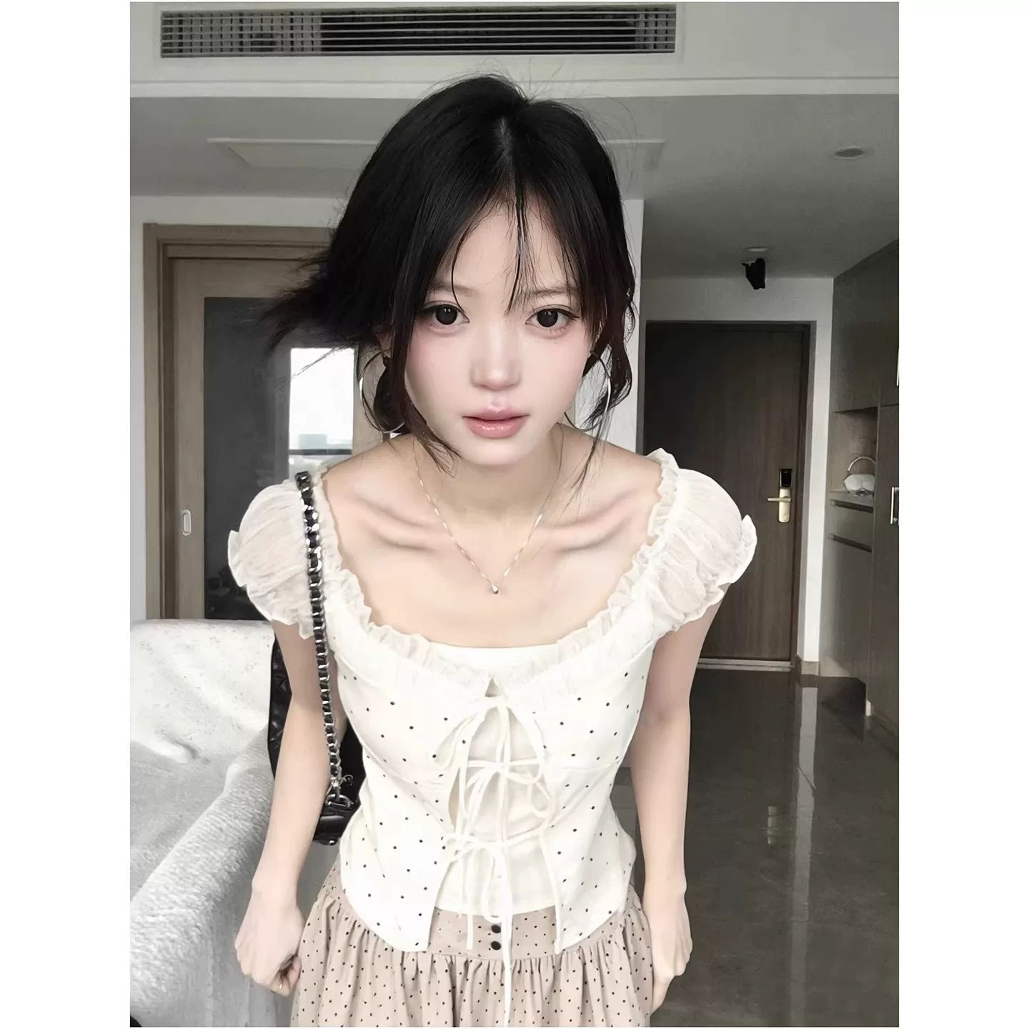 波點蕾絲掛脖泡泡袖短款上衣女夏季純欲風修身顯瘦百搭小衫