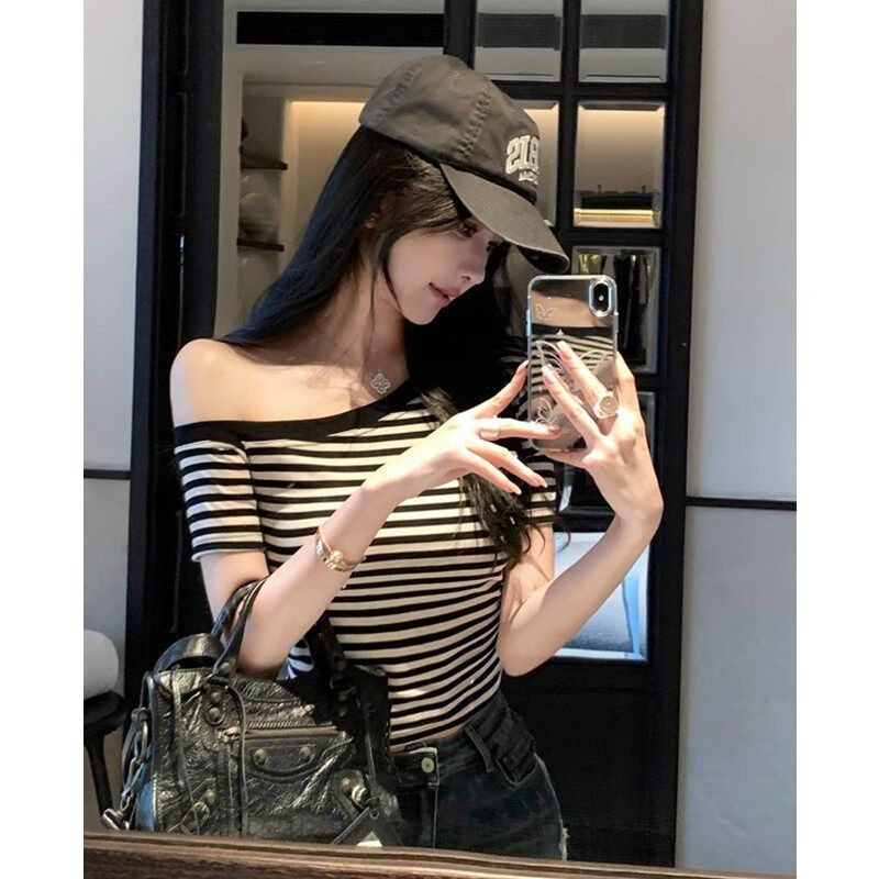 小眾條紋斜肩一字領短袖 T 恤女夏季辣妹風修身顯瘦百搭露肩上衣