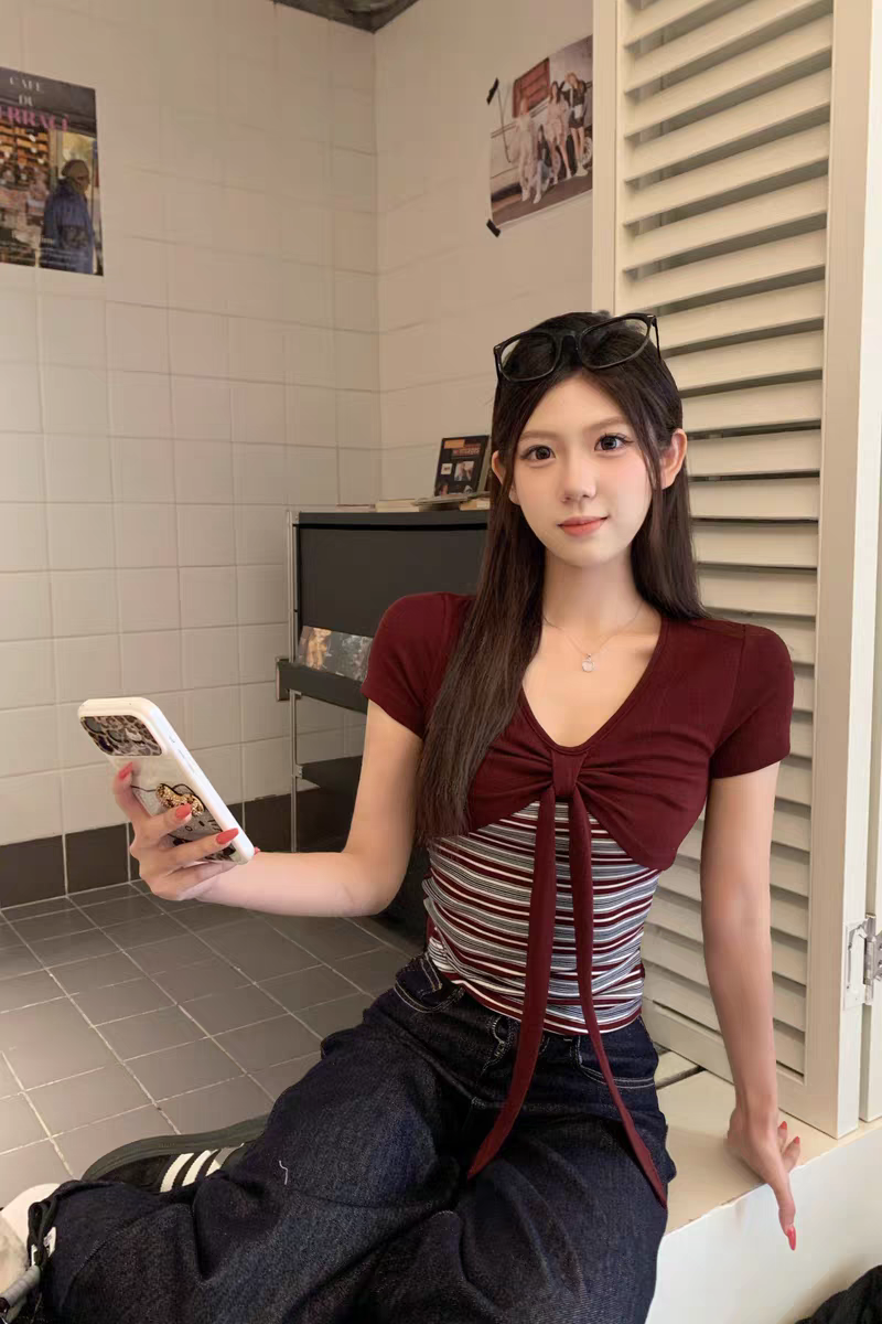 灰色條紋拼接蝴蝶結 V 領短袖 T 恤女夏季純欲風修身顯瘦短款上衣