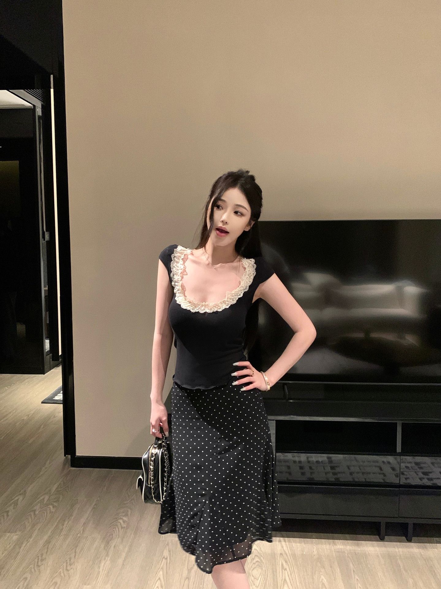 大U領蕾絲邊短袖T恤女夏季修身顯瘦收腰純欲辣妹小上衣