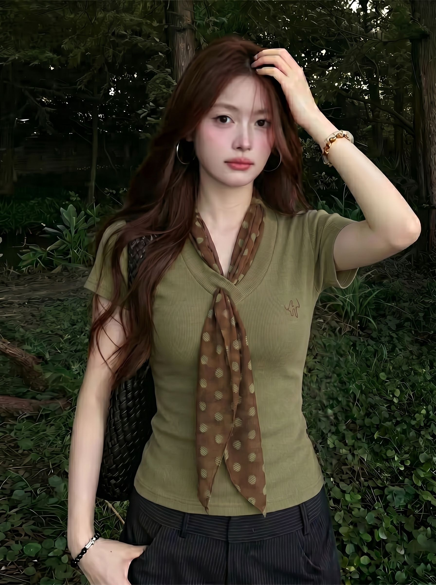 V 領刺繡短袖 T 恤女夏季復古風修身顯瘦百搭波點絲巾裝飾上衣