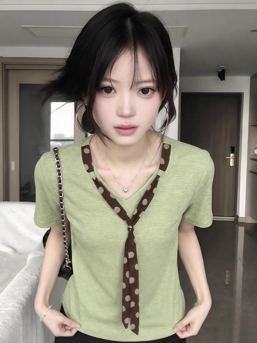 綠色 V 領波點絲巾裝飾短袖 T 恤女夏季韓系修身顯瘦百搭氣質上衣