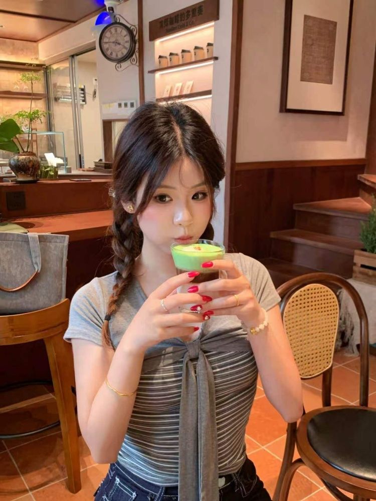 灰色扭結蝴蝶結條紋拼接正肩短袖T恤女夏設計感辣妹修身短款上衣
