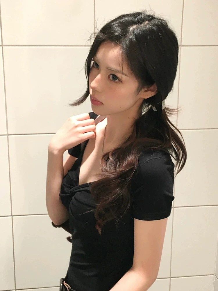 黑色扭結 V 領短袖 T 恤女夏季純欲風修身顯瘦百搭短款辣妹上衣