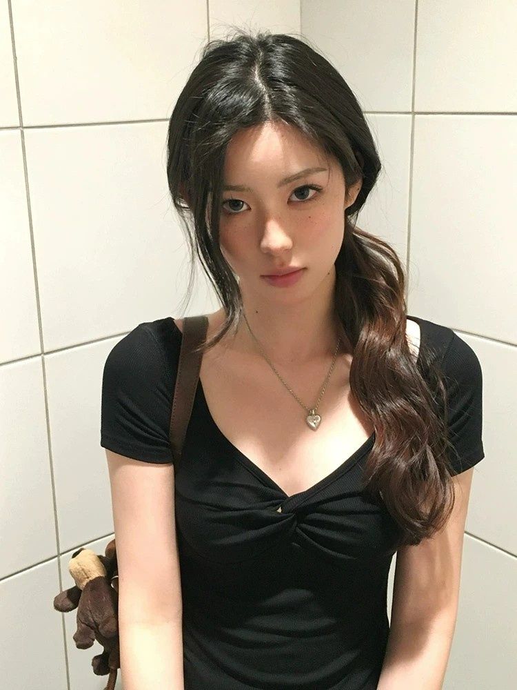黑色扭結 V 領短袖 T 恤女夏季純欲風修身顯瘦百搭短款辣妹上衣
