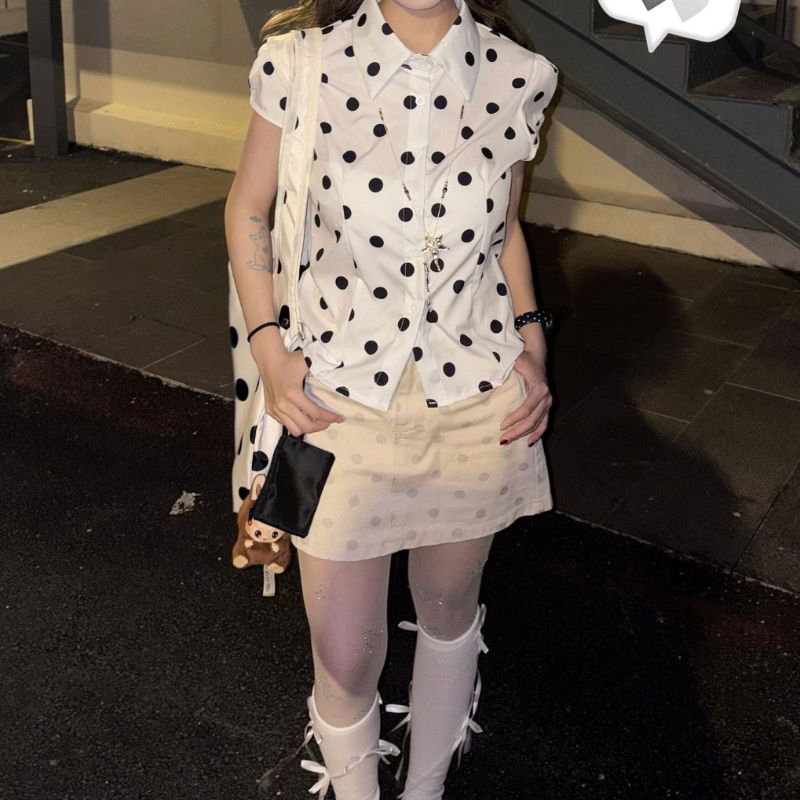 少女感白色波點綁帶收腰襯衫女氣質polo領排扣正肩短袖上衣