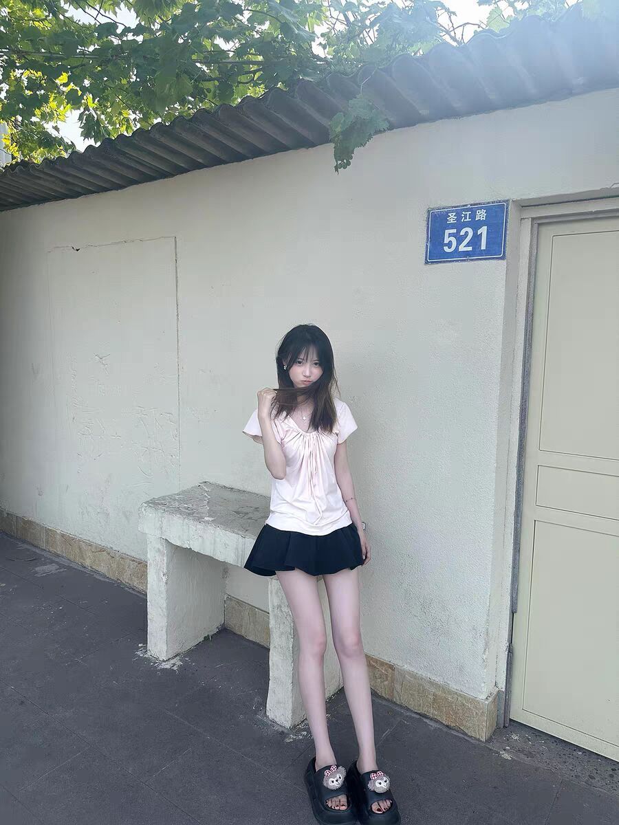 粉色 V 領胸前抽繩小飛袖短袖 T 恤女夏季溫柔風修身百搭短款上衣