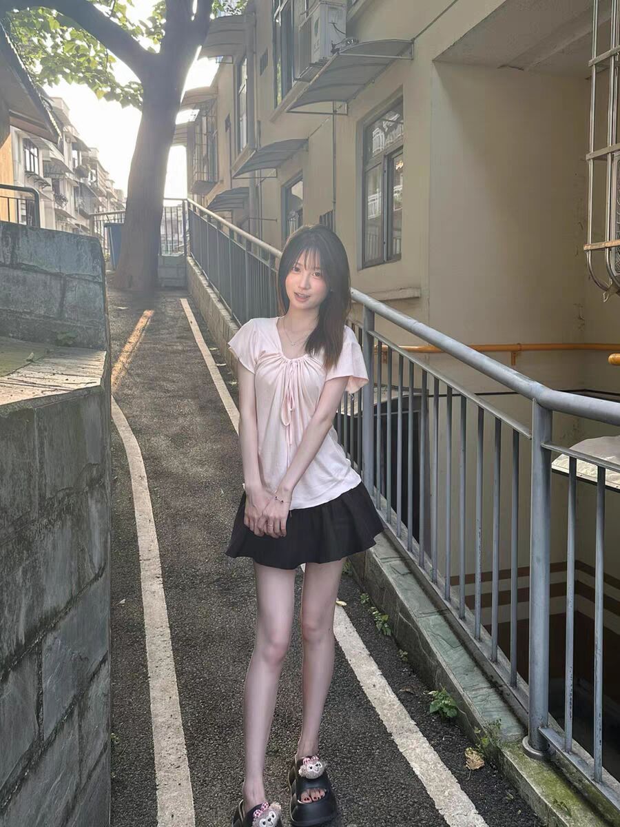 粉色 V 領胸前抽繩小飛袖短袖 T 恤女夏季溫柔風修身百搭短款上衣