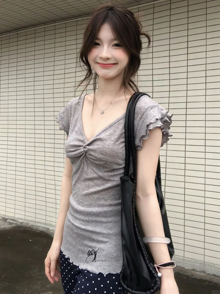 V 領胸前扭結木耳邊短袖 T恤女夏季純欲風修身收腰顯瘦短款上衣