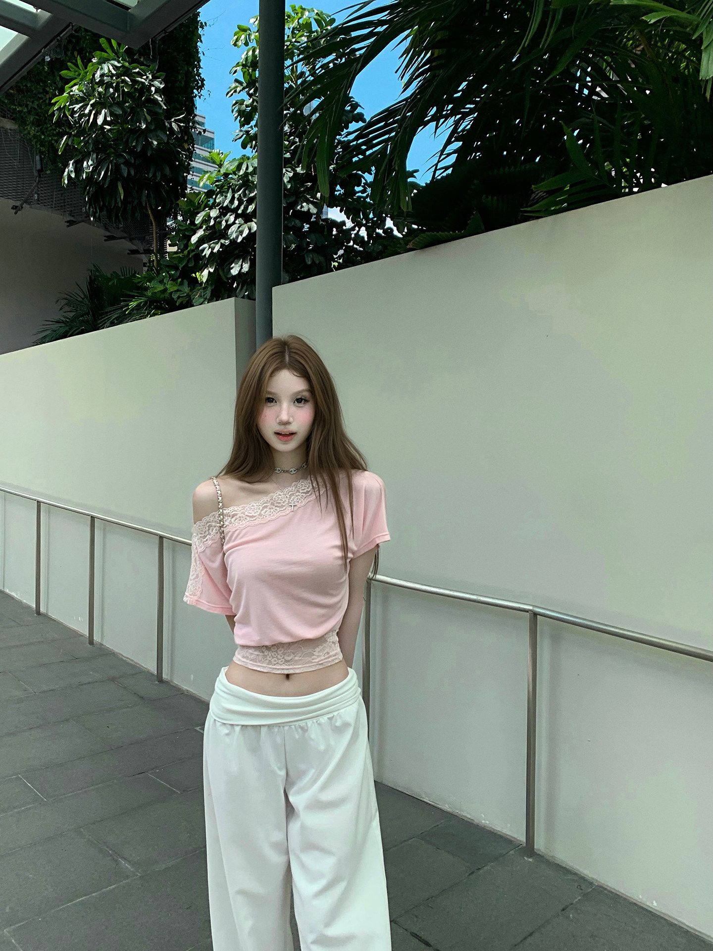 蕾絲拼接斜肩短袖T恤女夏季短款設計感收腰顯瘦露臍小上衣