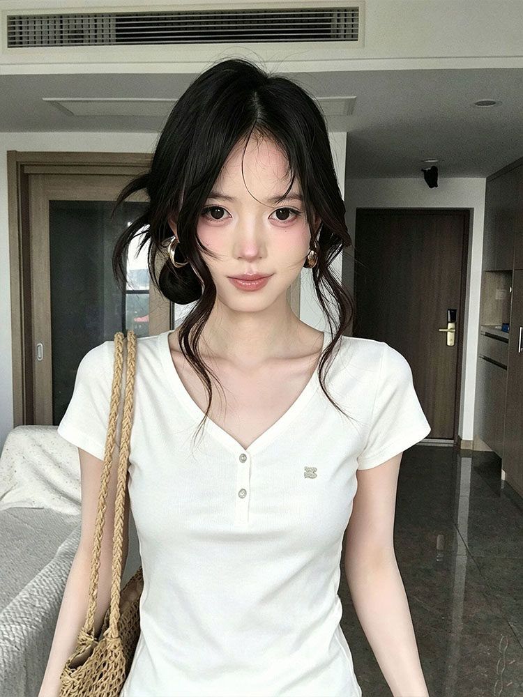 白色 V 領半開扣刺繡短袖 T 恤女夏季修身顯瘦百搭基礎款短款上衣