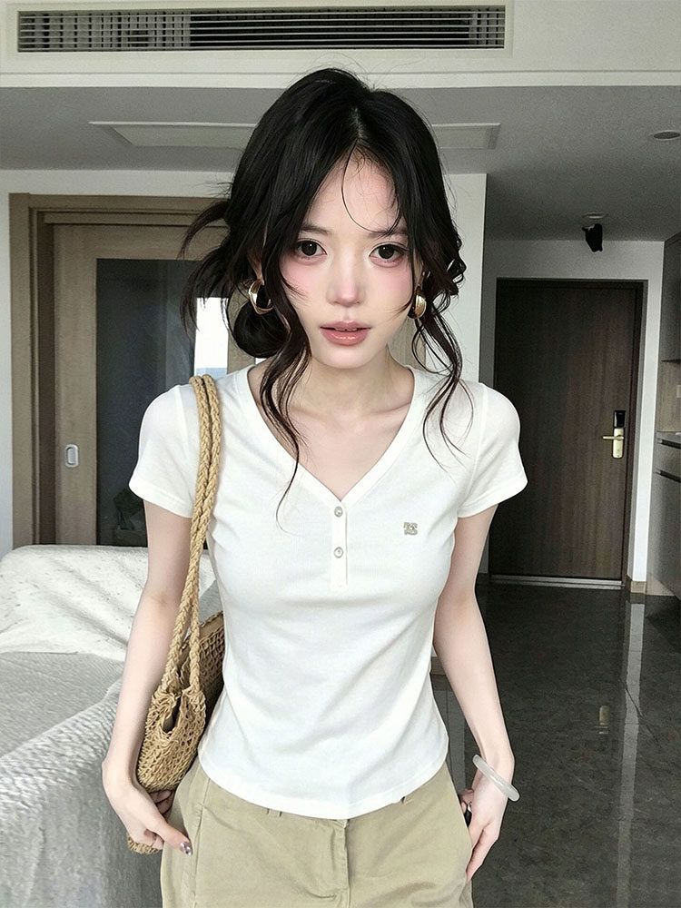 白色 V 領半開扣刺繡短袖 T 恤女夏季修身顯瘦百搭基礎款短款上衣