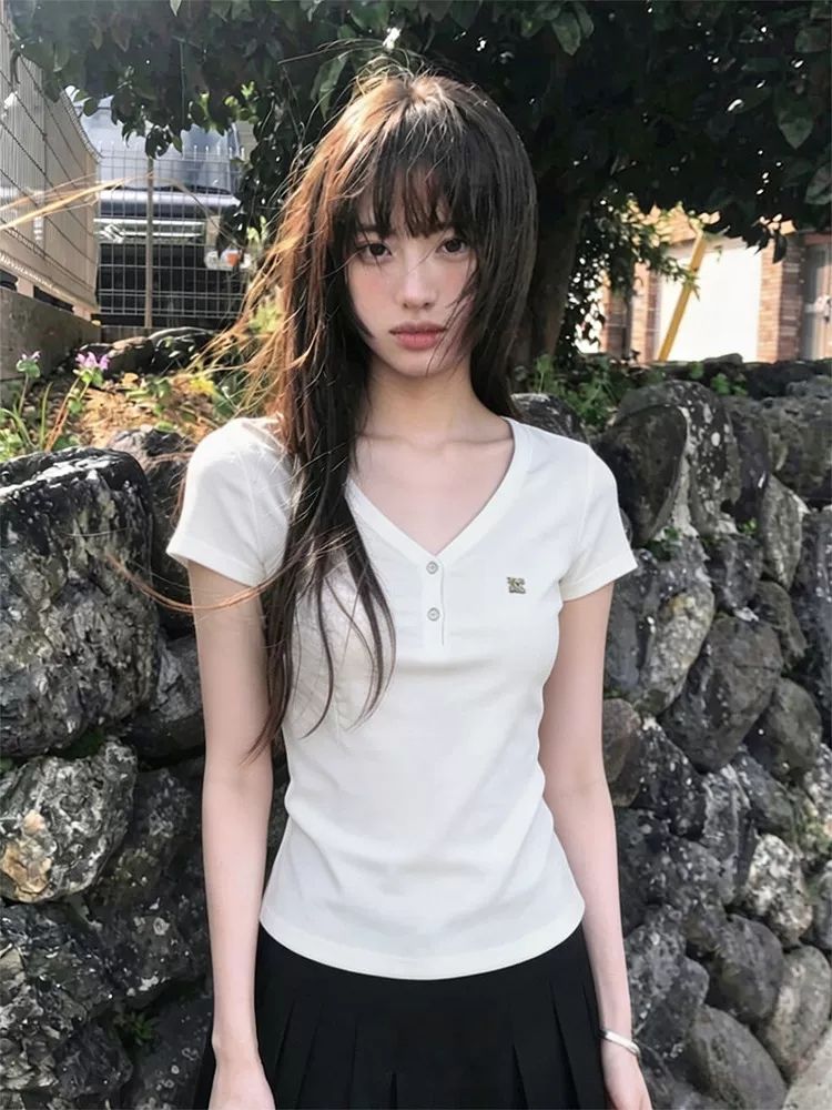 V 領半開扣刺繡短袖 T 恤女夏季修身顯瘦百搭基礎款短款上衣