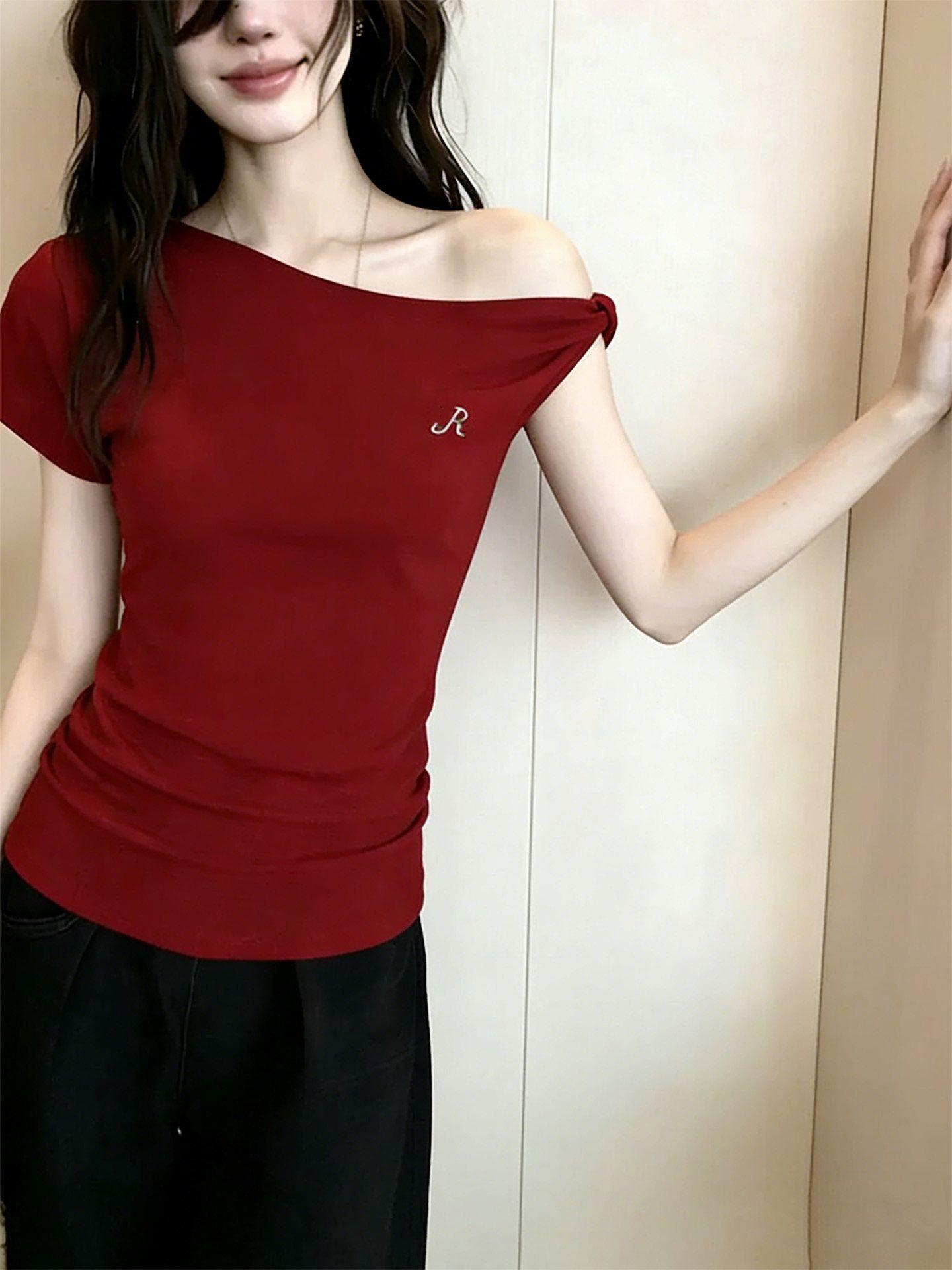 辣妹斜肩T恤女春夏季新款修身設計感露肩短袖上衣百搭簡約ins