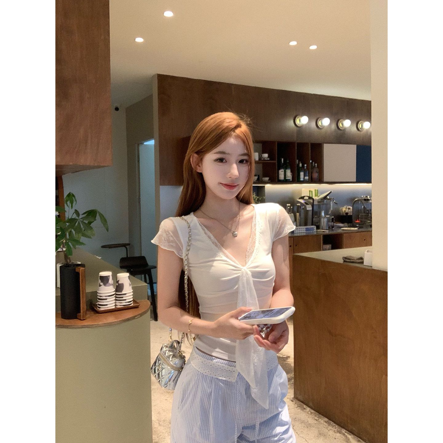 白色V領蕾絲拼接短袖t恤女夏季純欲修身獨特漂亮巨好看上衣