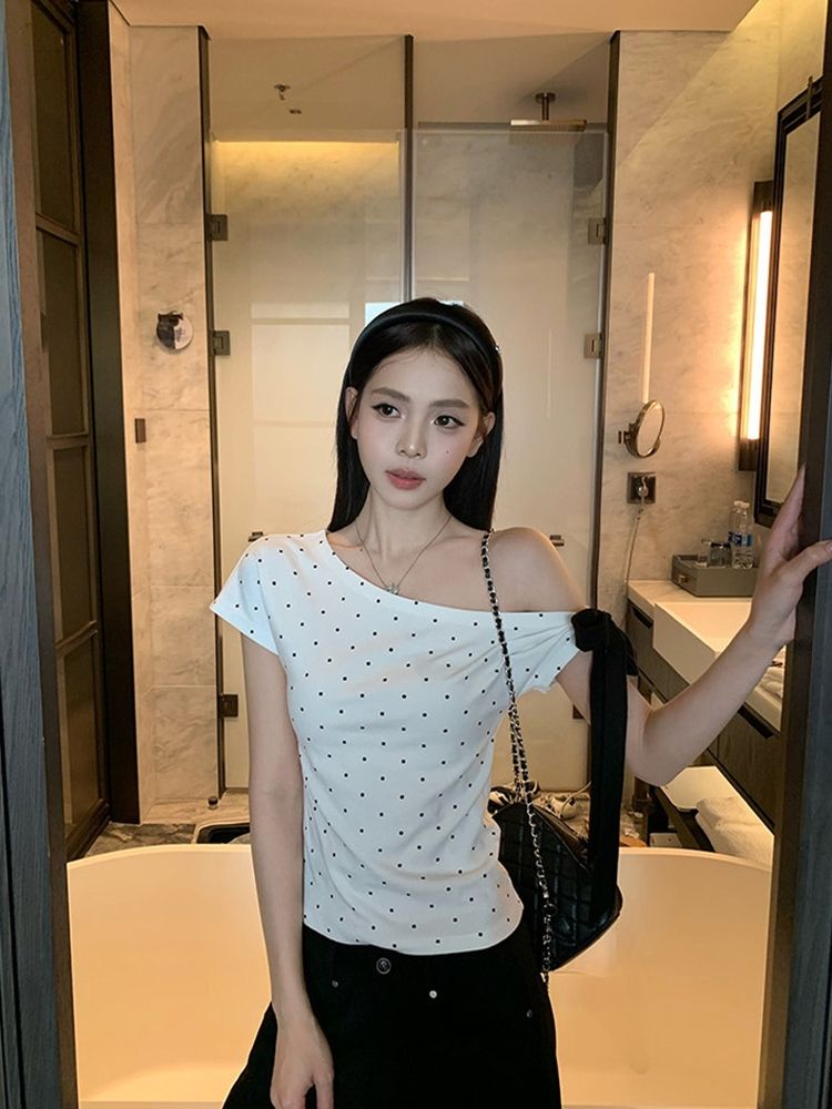 白色波點斜肩綁帶短袖t恤女夏修身韓系設計感露肩小上衣