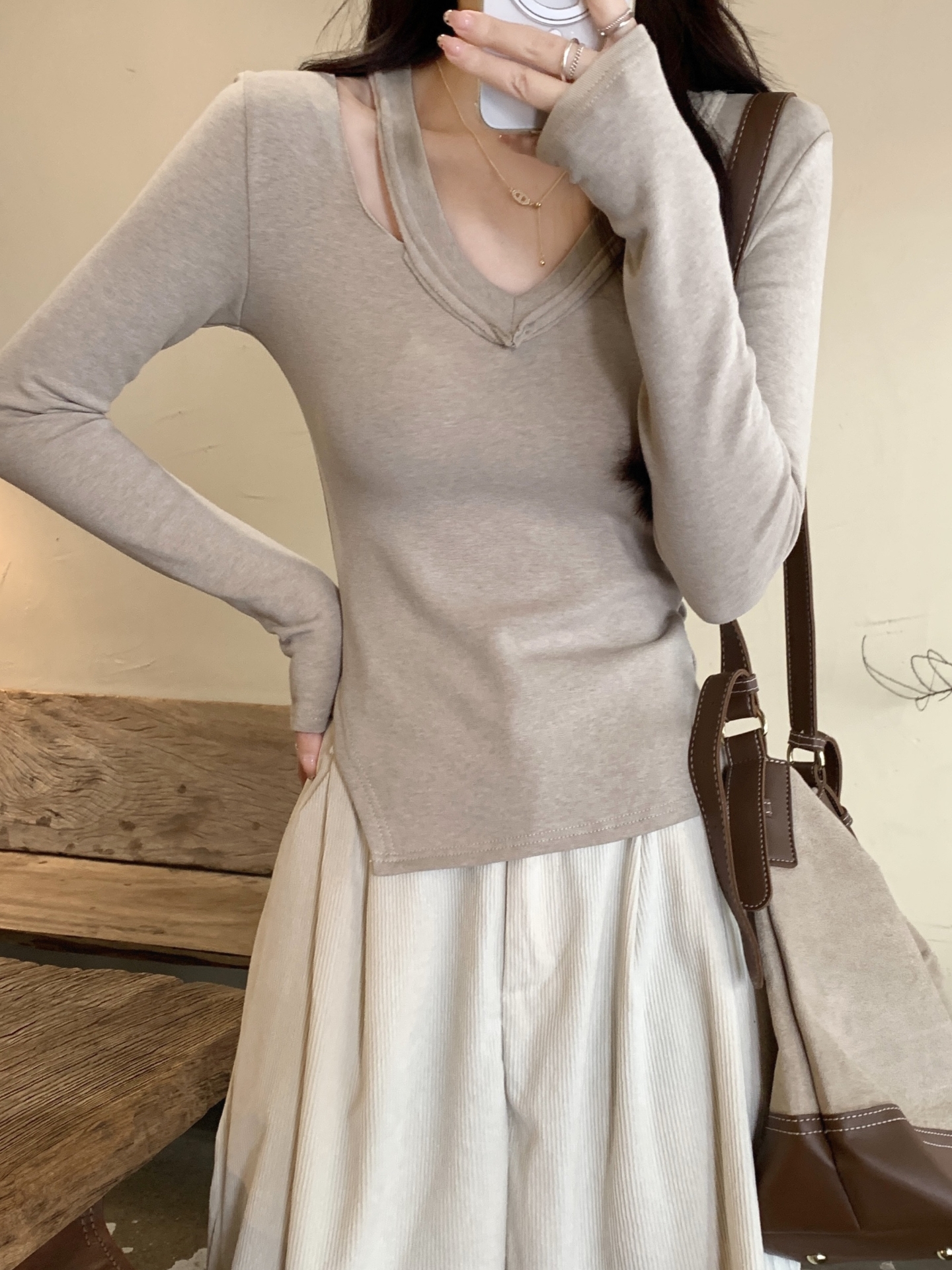 MY17662# 小众设计感辣妹镂空V领长袖t恤新款磨毛薄绒修身打底衫上衣...