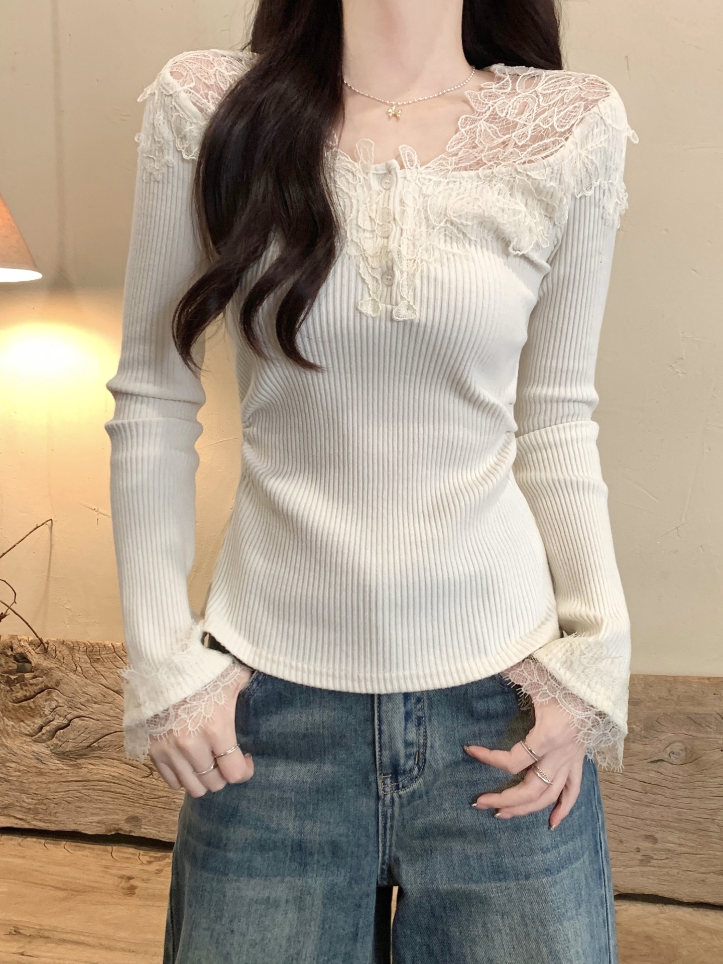 蕾絲紐扣拼接V領長袖t恤女冬季新款褶皺收腰顯瘦溫柔風打底衫上衣