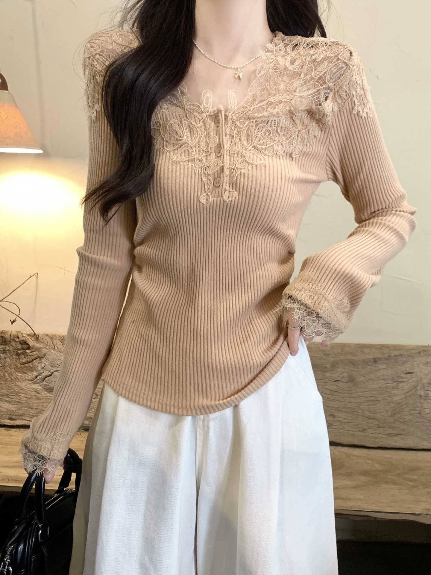 蕾絲紐扣拼接V領長袖t恤女冬季新款褶皺收腰顯瘦溫柔風打底衫上衣