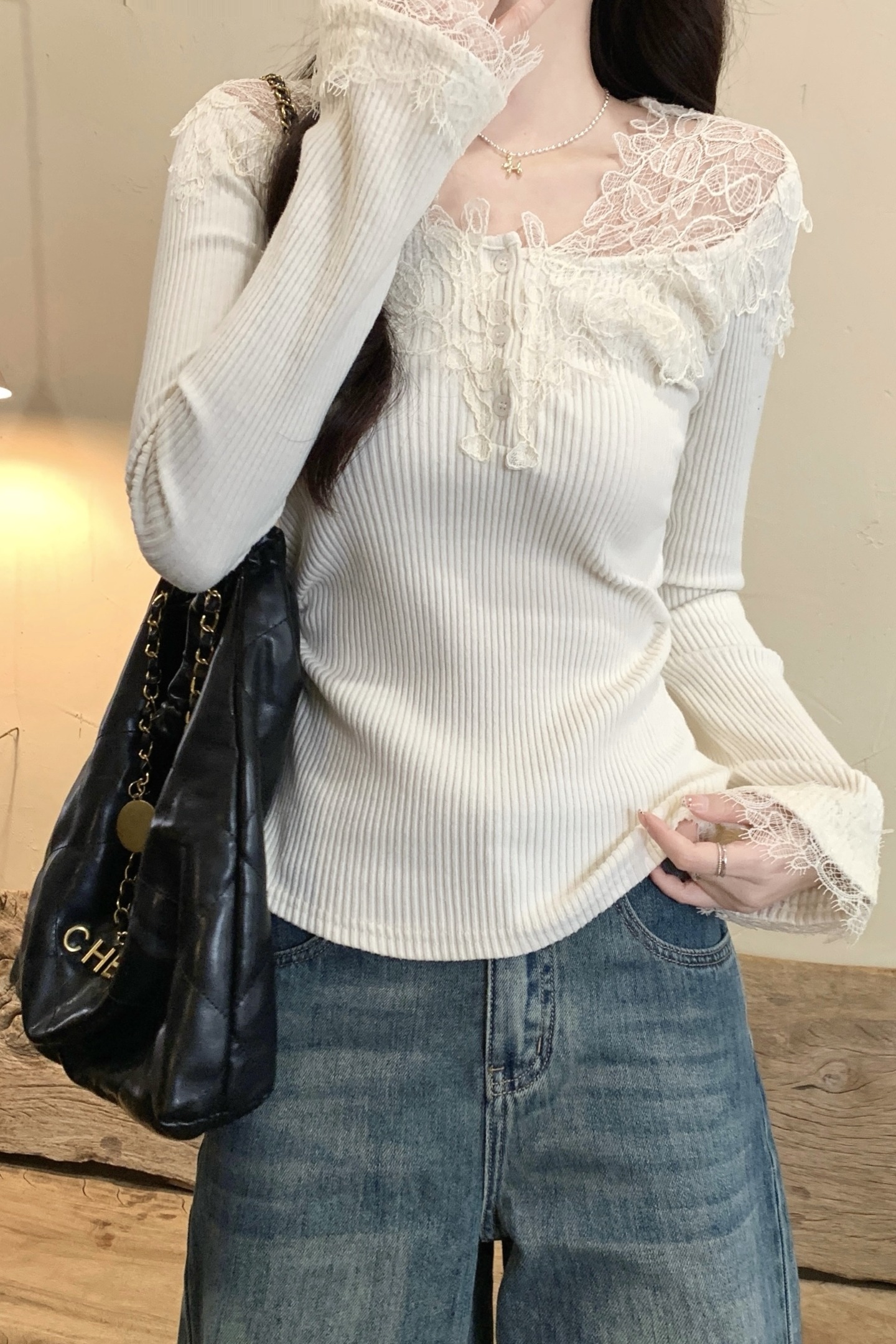 蕾絲紐扣拼接V領長袖t恤女冬季新款褶皺收腰顯瘦溫柔風打底衫上衣