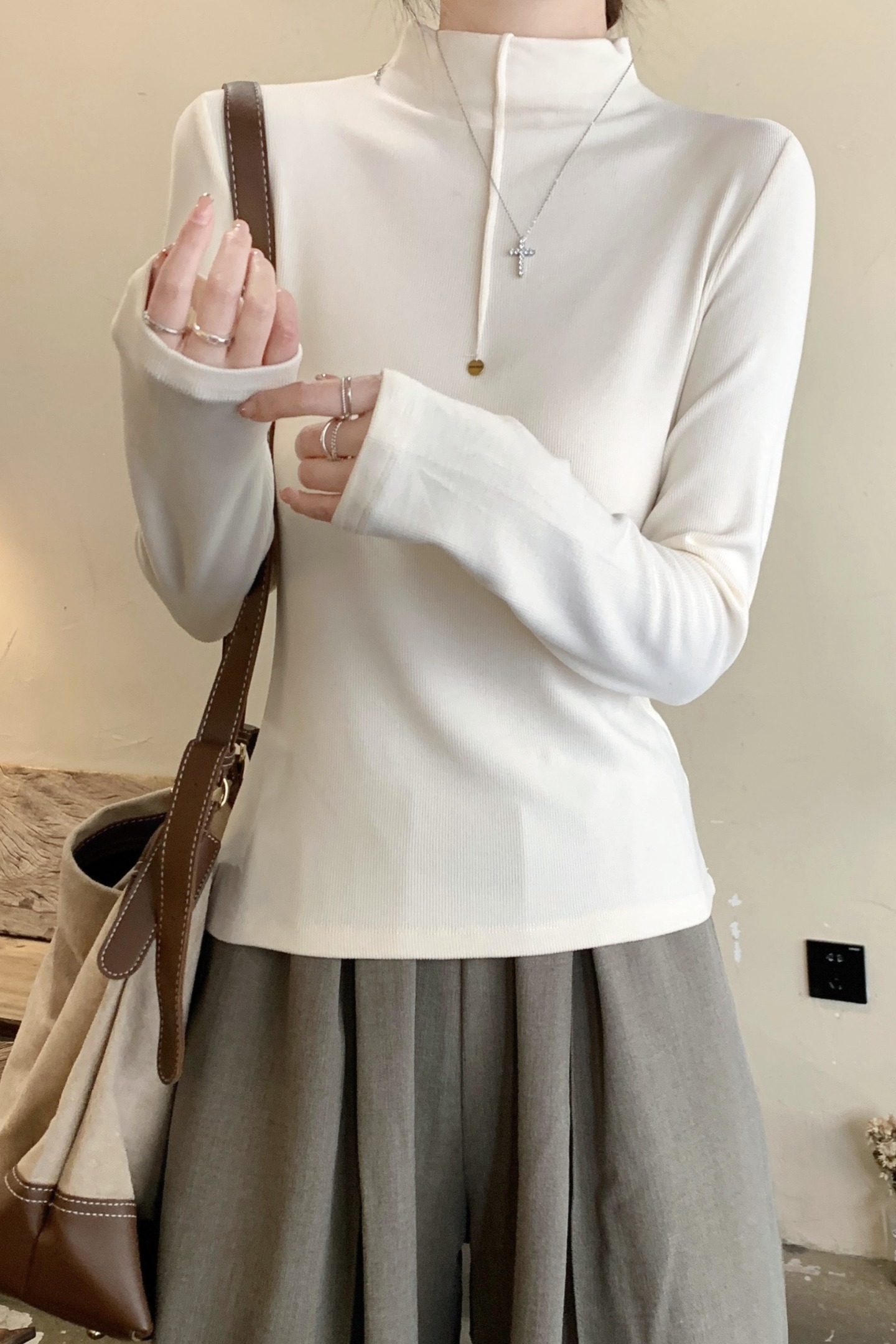 磨毛半高領長袖打底衫女2025冬季新款設計感修身顯瘦內搭正肩上衣