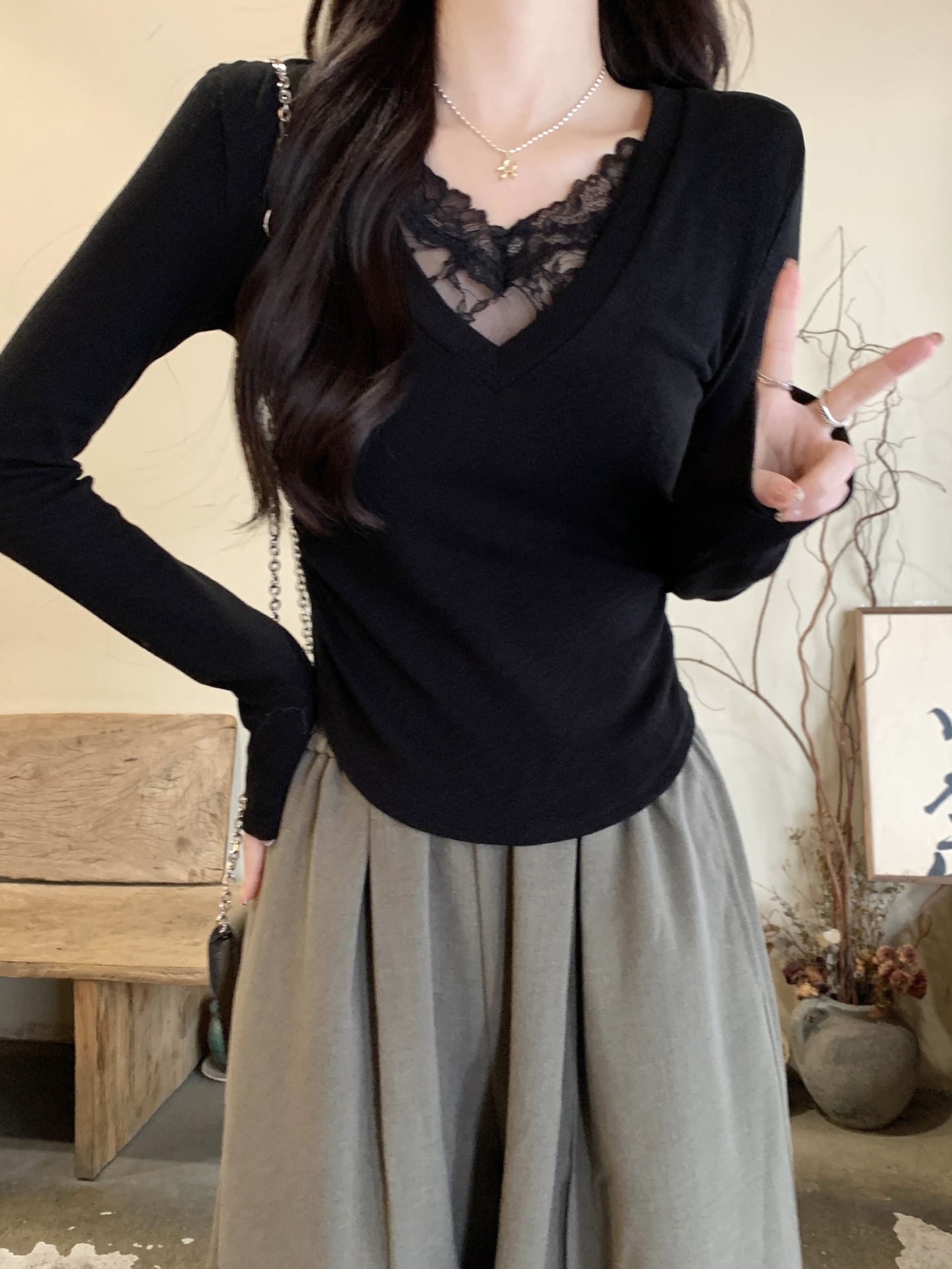 辣妹蕾絲V領磨毛薄絨打底衫女冬季新款褶皺收腰顯瘦內搭絕美上衣