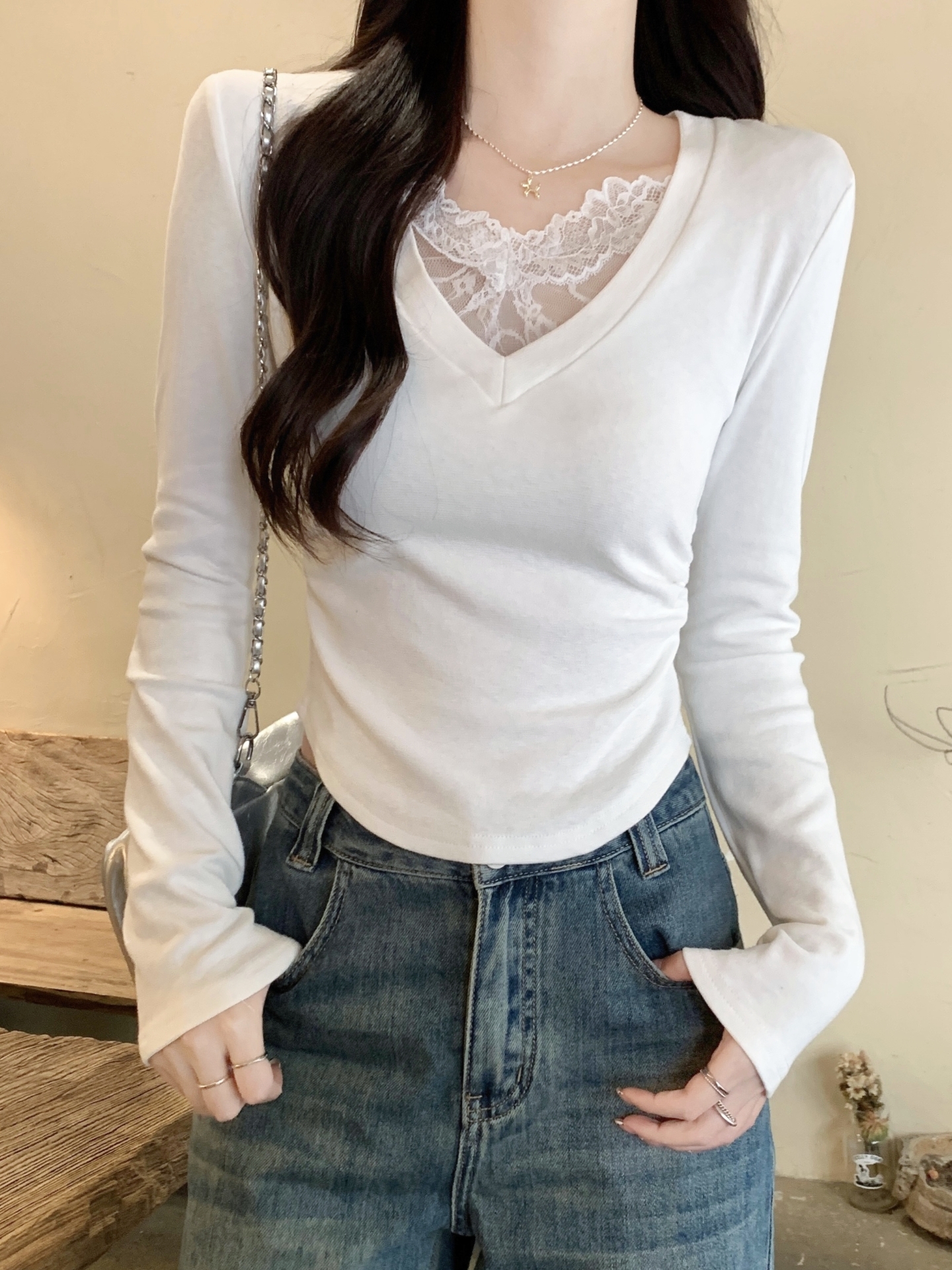 辣妹蕾絲V領磨毛薄絨打底衫女冬季新款褶皺收腰顯瘦內搭絕美上衣