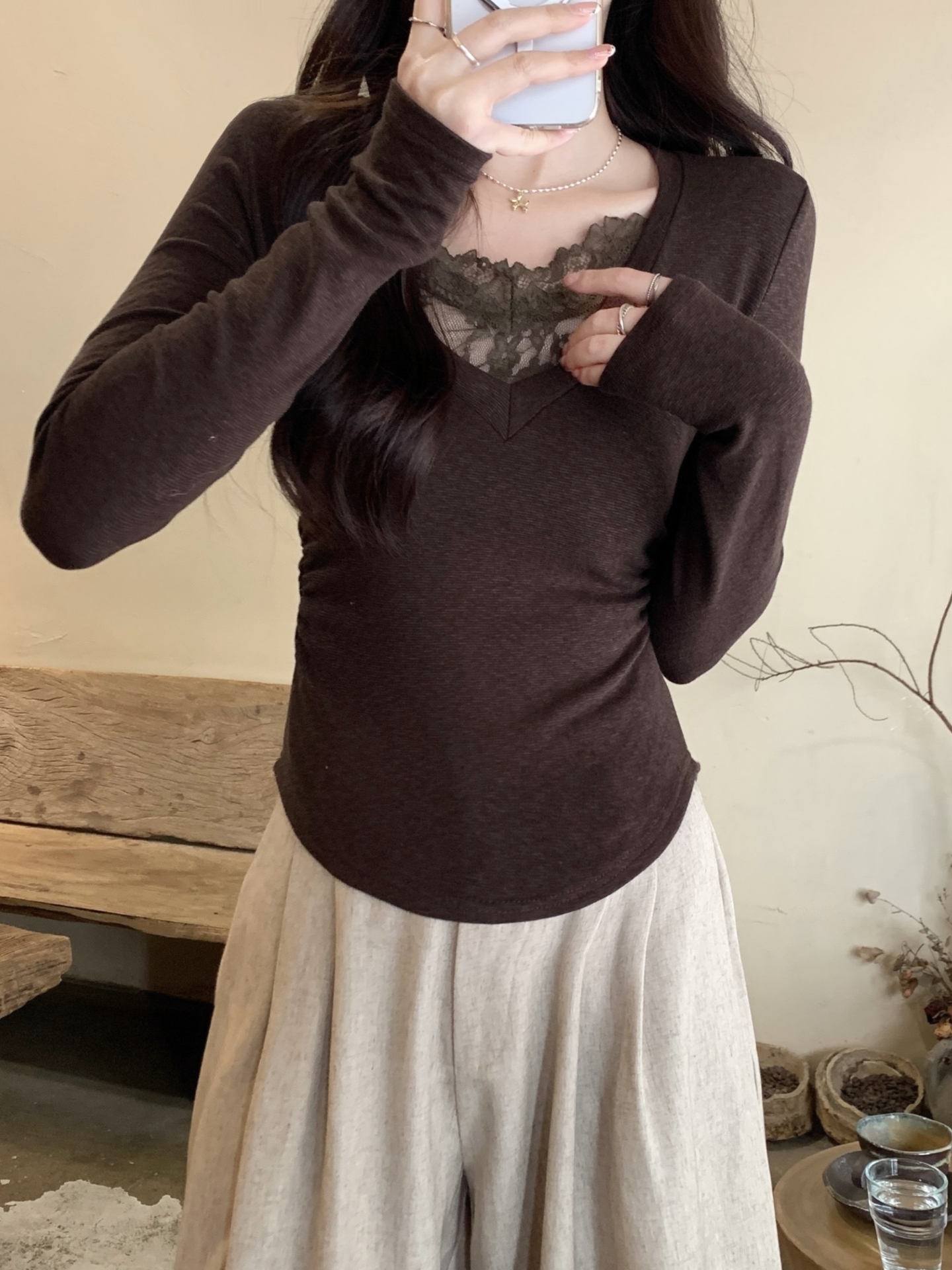 辣妹蕾絲V領磨毛薄絨打底衫女冬季新款褶皺收腰顯瘦內搭絕美上衣