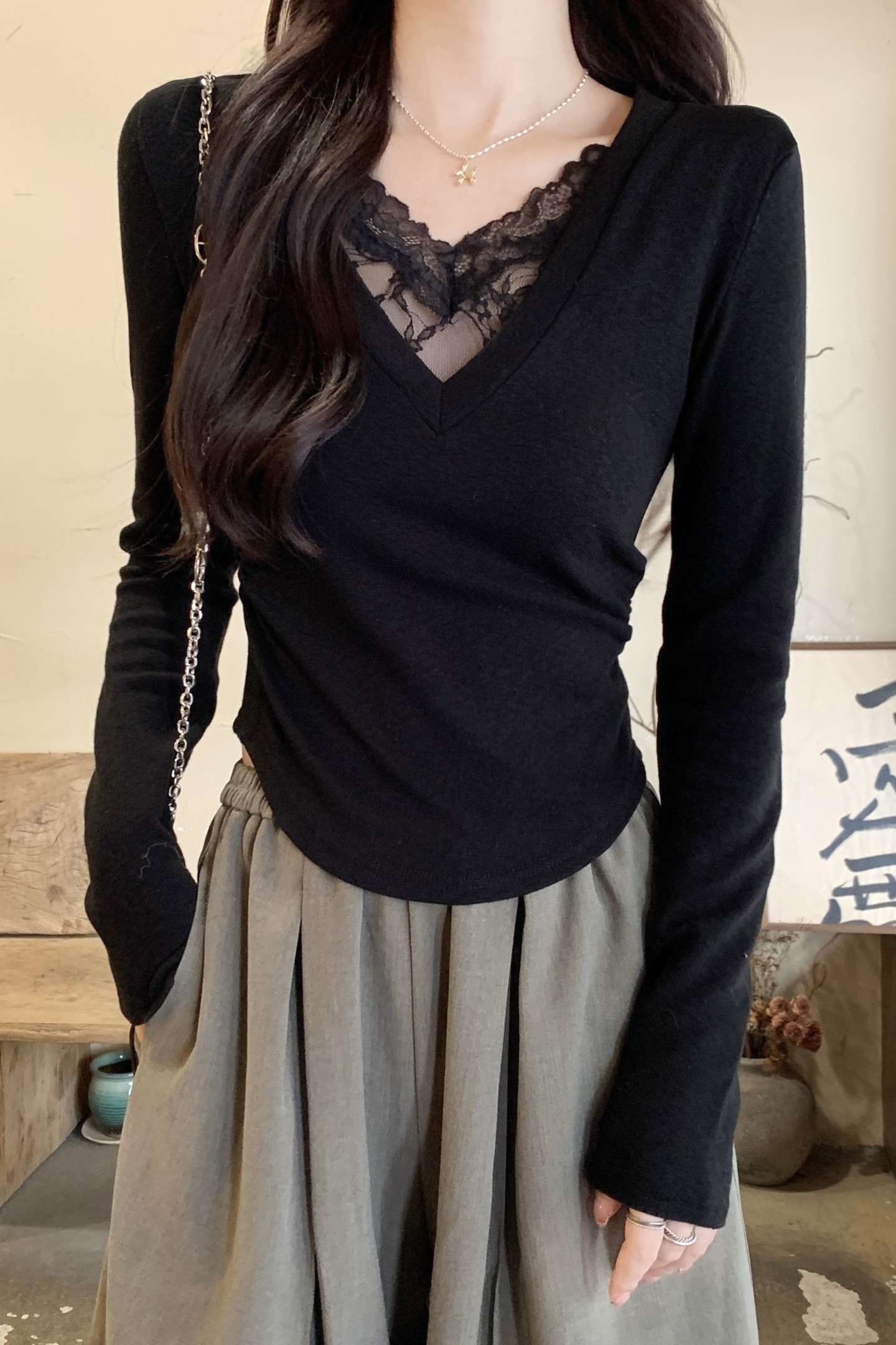 辣妹蕾絲V領磨毛薄絨打底衫女冬季新款褶皺收腰顯瘦內搭絕美上衣