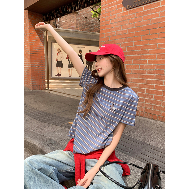 藍色條紋小馬刺繡短袖t恤女2026新款設計感修身顯瘦圓領撞色上衣