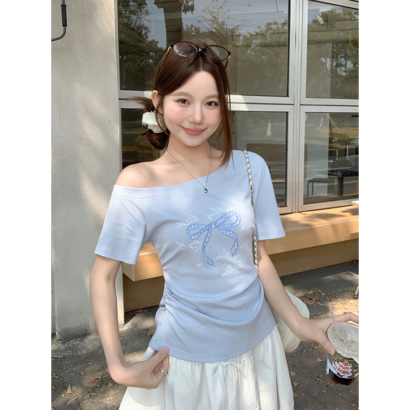 純欲風斜領露肩短袖t恤女2026年夏季新款韓系甜美蝴蝶結刺繡上衣
