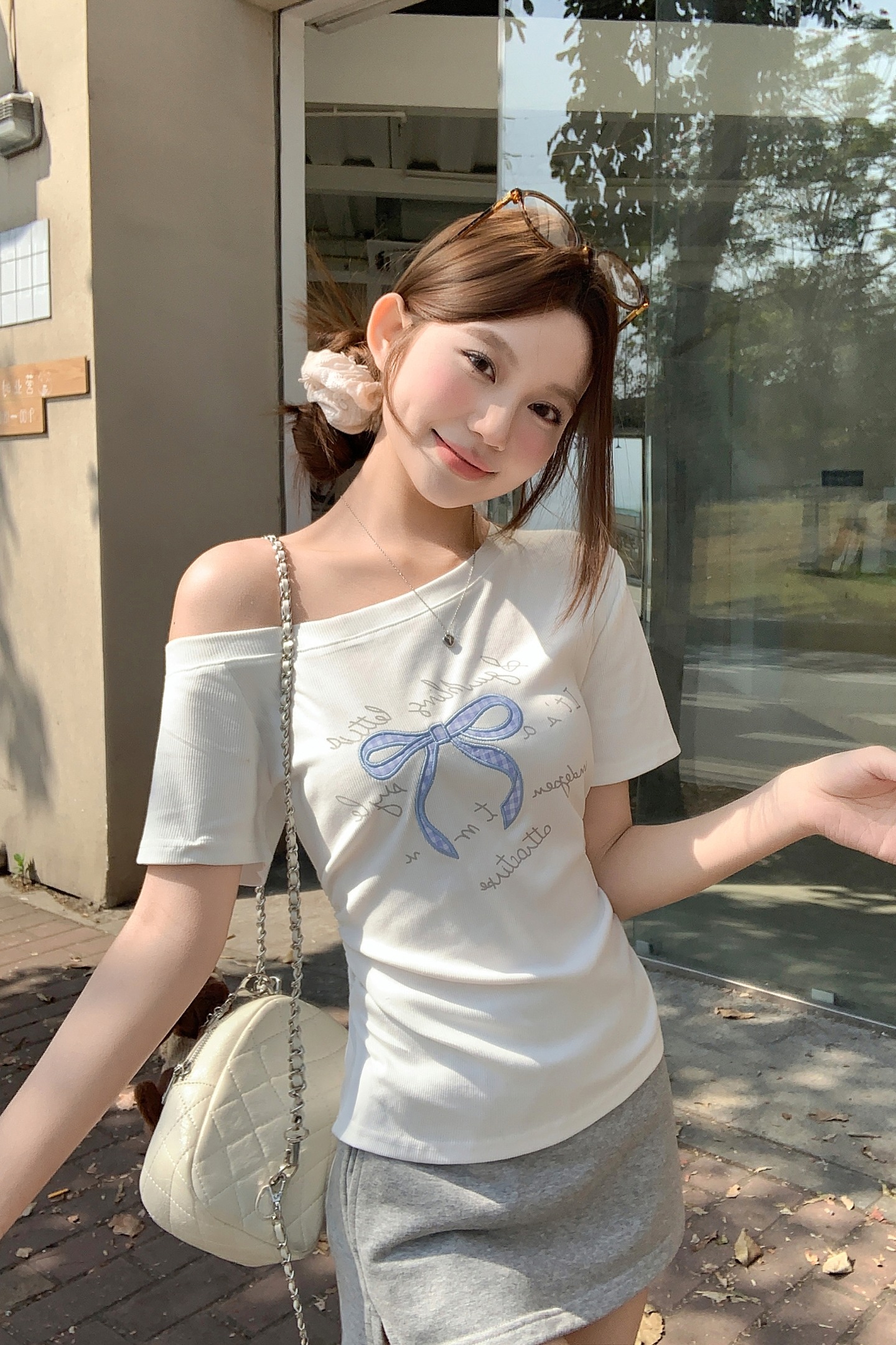 純欲風斜領露肩短袖t恤女2026年夏季新款韓系甜美蝴蝶結刺繡上衣
