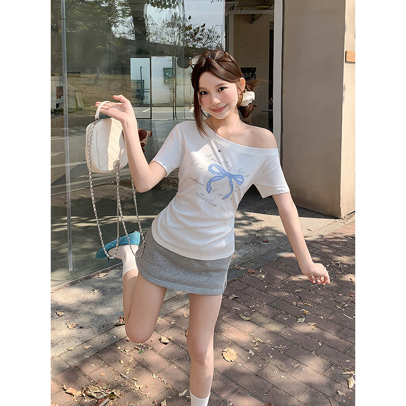 甜美蝴蝶結刺繡斜領短袖t恤衫女2026夏季新款純欲風修身顯瘦上衣
