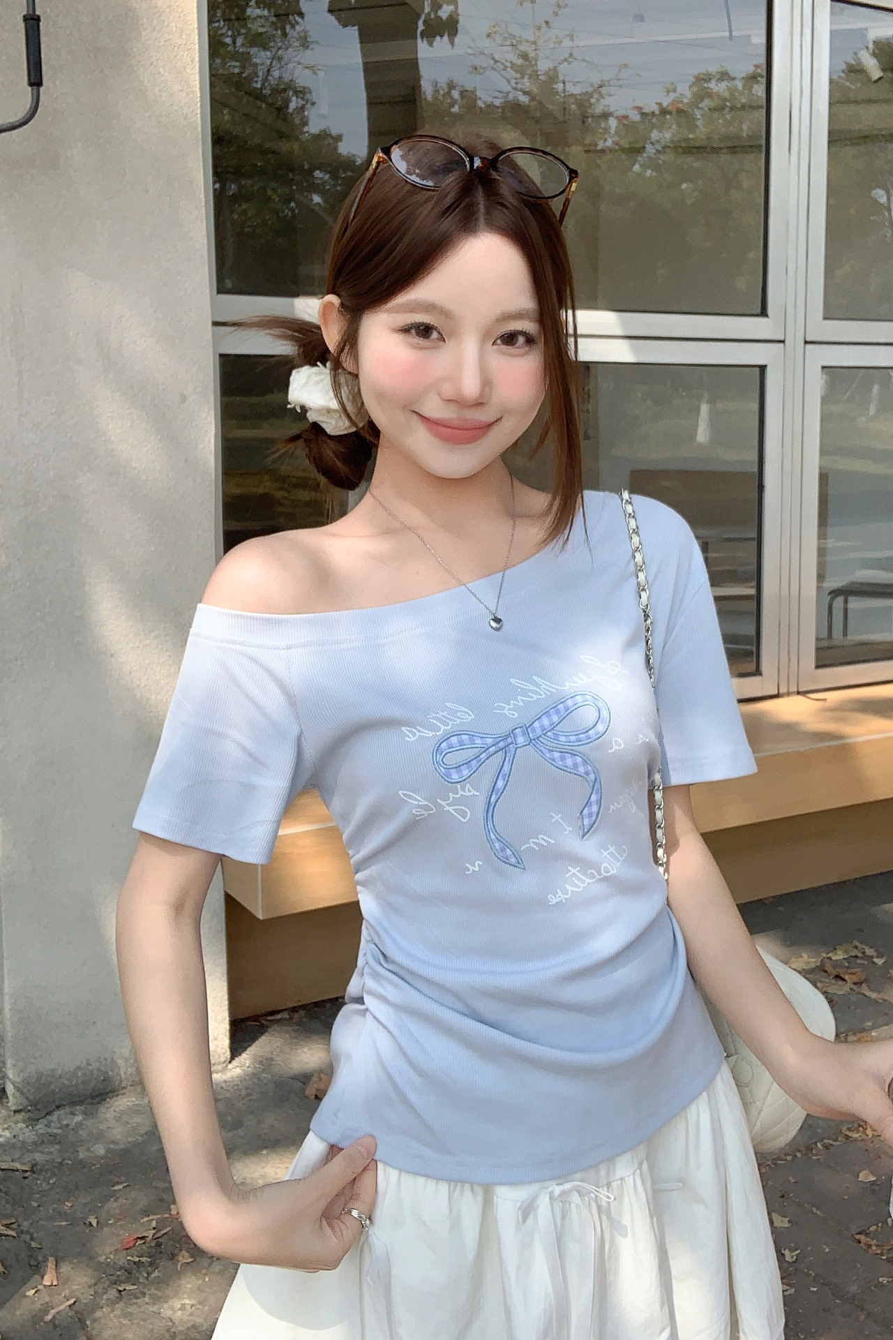 甜美蝴蝶結刺繡斜領短袖t恤衫女2026夏季新款純欲風修身顯瘦上衣