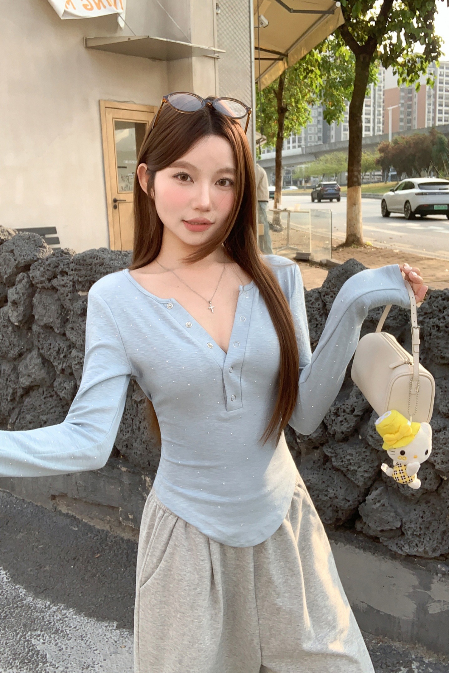 純欲風燙鉆V領長袖t恤女2026早春季新款辣妹修身顯瘦短款外穿上衣