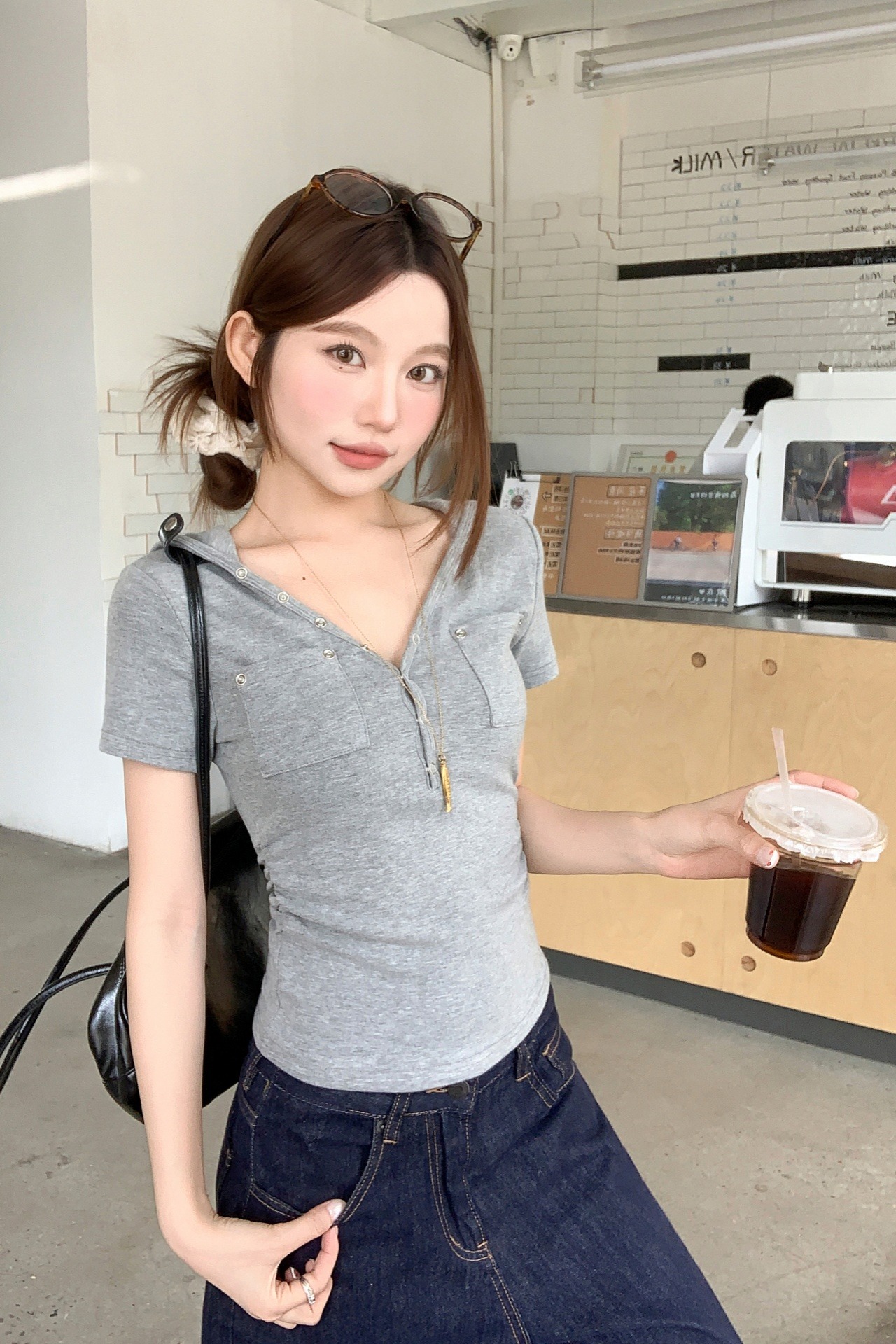 純欲風連帽v領短袖正肩t恤女2026夏季新款褶皺收腰顯瘦百搭短上衣