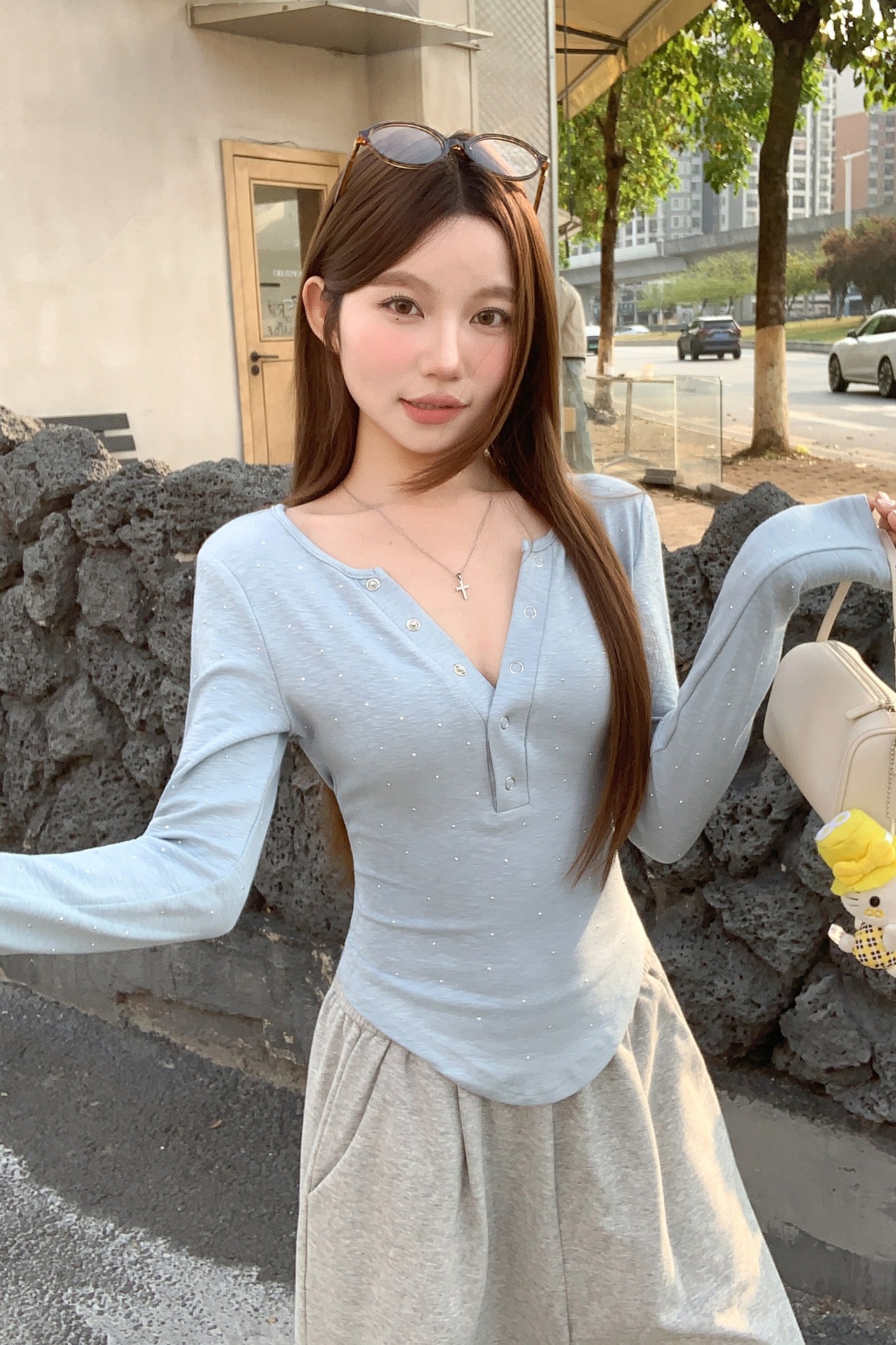 純欲風燙鉆v領長袖t恤女2026早春季新款辣妹修身顯瘦短款外穿上衣