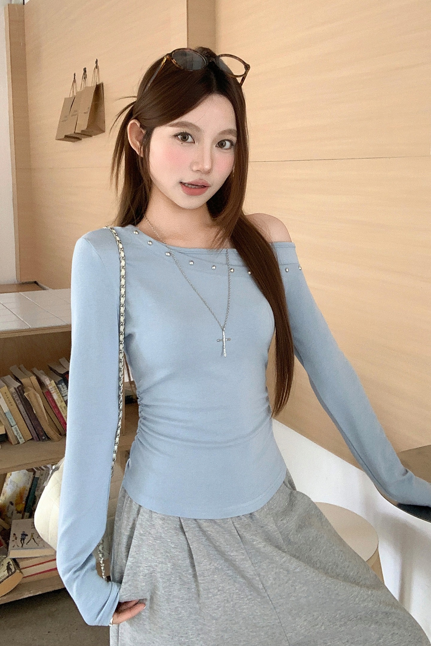 純欲風斜領露肩刺繡t恤女2026早春新款簡約內搭修身顯瘦百搭上衣
