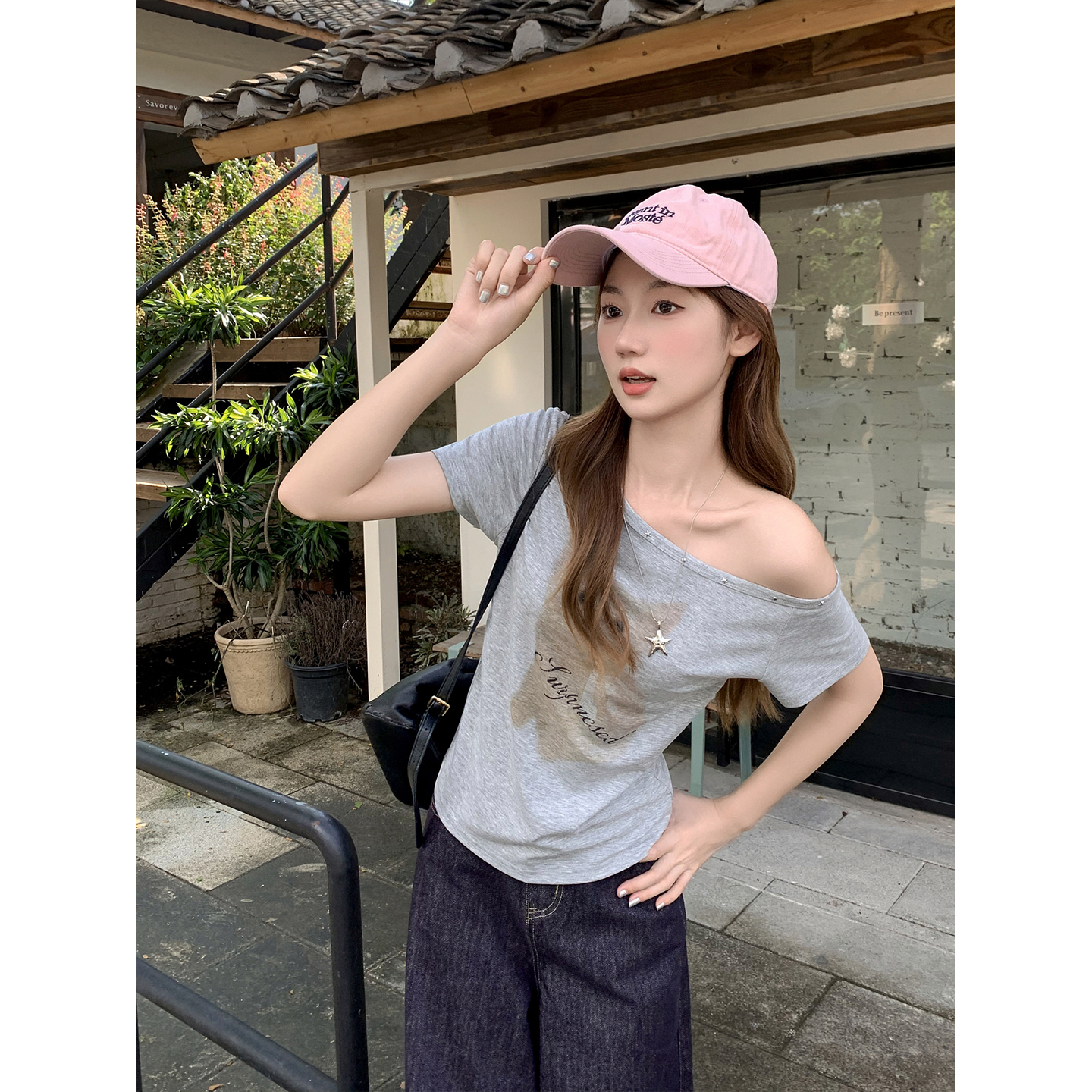 韓系簡約卡通印花斜肩t恤女短袖夏季2026新款修身顯瘦露肩小上衣