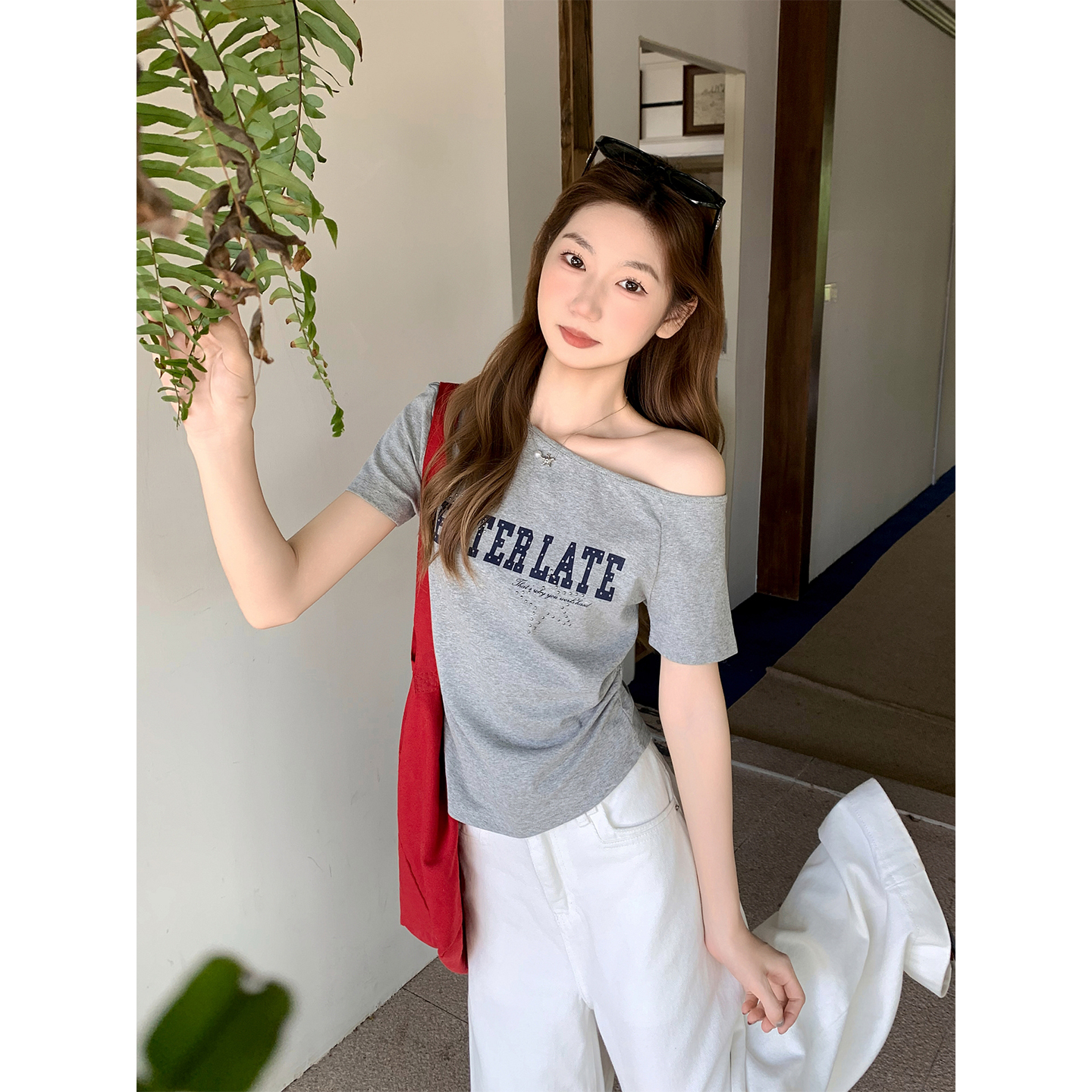 美式甜酷風燙鉆短袖t恤女夏新款斜肩設計感字母印花收腰顯瘦上衣