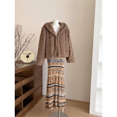 批发东北新疆云南丽江川西穿搭秋冬<b class='q'>条纹</b>针织连衣<b class='q'>裙</b>毛绒短外套旅游套装