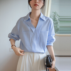 批发蓝色条纹短袖气质通勤V领<b class='q'>衬衫</b><b class='q'>女</b>款夏<b class='q'>职业</b>装轻职场穿搭宽松<b class='q'>衬衣</b>