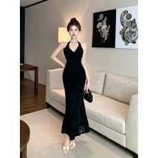 批发黑色高级感辣妹V领挂脖蕾丝<b class='q'>长裙</b>纯欲性感荡领露背绑带连衣裙